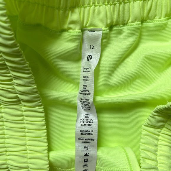 lululemon HOTTY HOT HR SHORTS 4” in FADED ZAP SZ 12 NWT - Picture 7 of 8